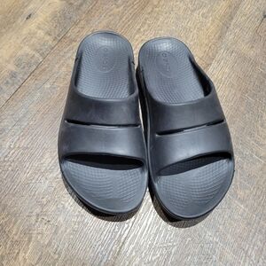 Oofos Black Recovery Slide 7